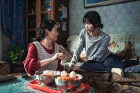 Netflix韓国ドラマ「おつかれさま」で親子役を演じるムン・ソリ（左）とIU（出典：@NetflixKR）