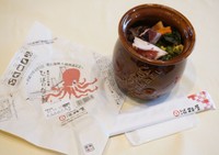 明石海峡大橋開通を記念して発売された「ひっぱりだこ飯」。陶器製でタコ壺の形をした容器が独特