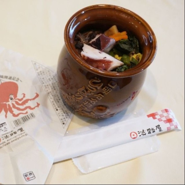 明石海峡大橋開通を記念して発売された「ひっぱりだこ飯」。陶器製でタコ壺の形をした容器が独特