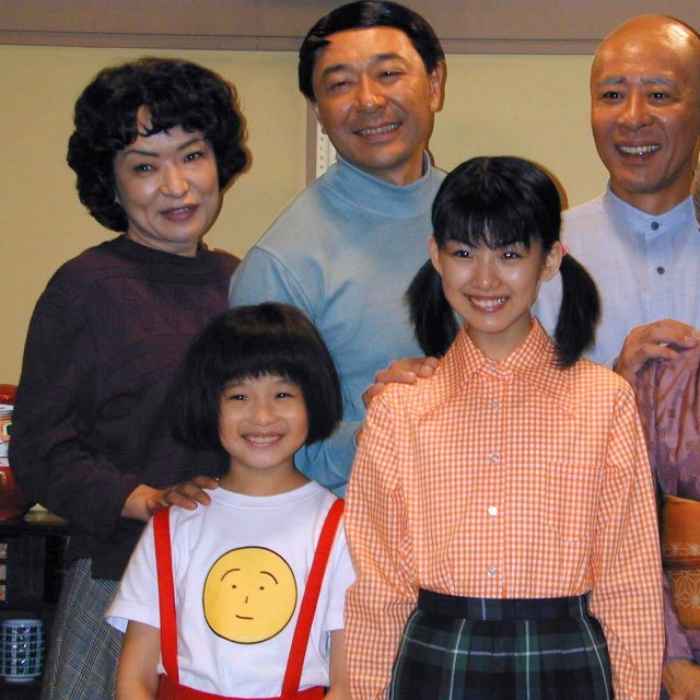 アニメドラマ「ちびまる子ちゃん」の制作発表に出席した（前列左から）森迫永依、福田麻由子、市毛良枝（後列左から）清水ミチコ、高橋克実、モト冬樹＝2006年9月撮影、渋谷ビデオスタジオ