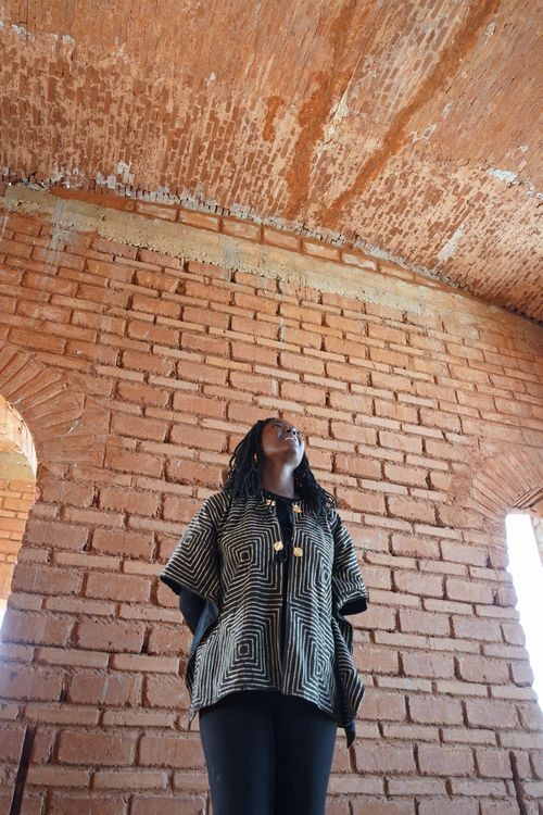 ジンガ・ンブップさんが設計した建設中の「土の家」。地元のラテライトにセメントを混ぜて圧縮、日干してつくる土れんがを使っている＝2023年12月22日、セネガル西部ガパル、荒ちひろ撮影