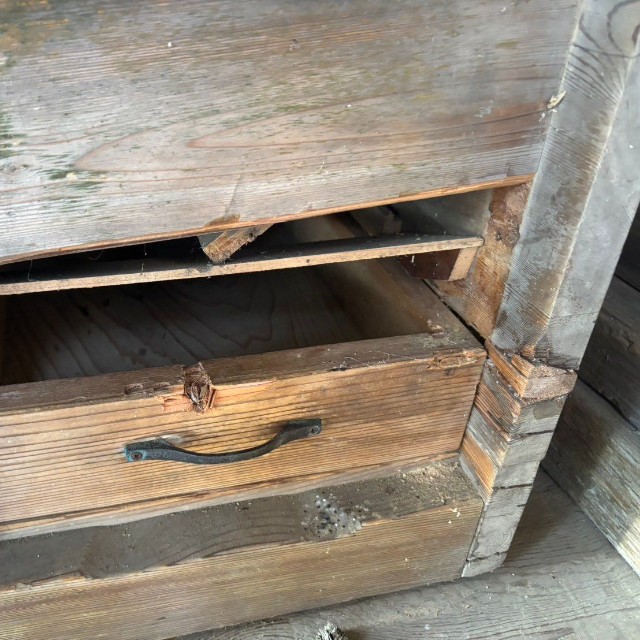 鍵をかけた2日後、バールで破壊されていたという（手塚さん提供）