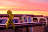 夕焼け空の下の洗濯バサミ ※画像はイメージです（kyoka/stock.adobe.com）