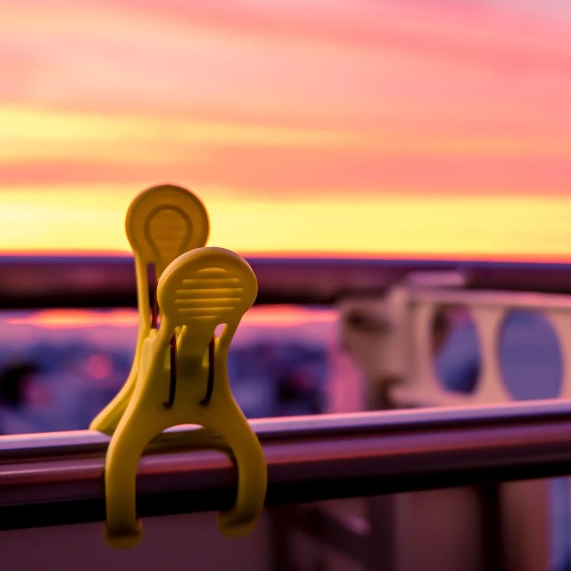 夕焼け空の下の洗濯バサミ ※画像はイメージです（kyoka/stock.adobe.com）