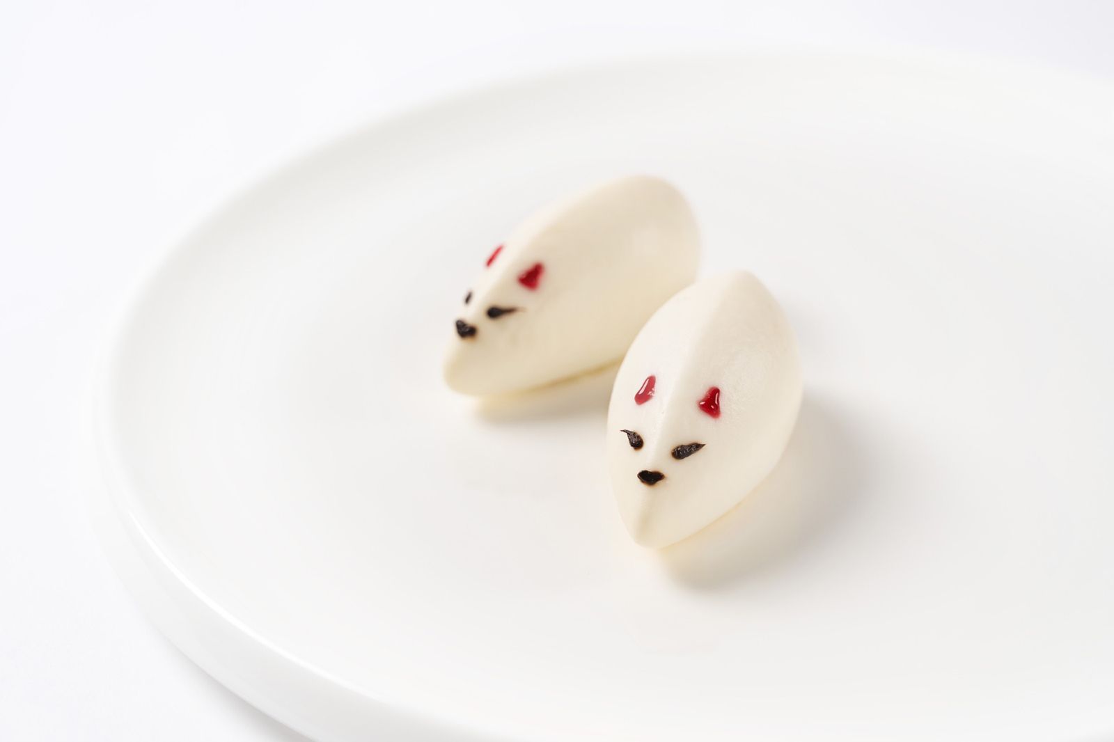 蟆源九郎狐のヨーグルトムース-洋梨のコンポート-ⒸSHOCHIKUをつけてご使用ください