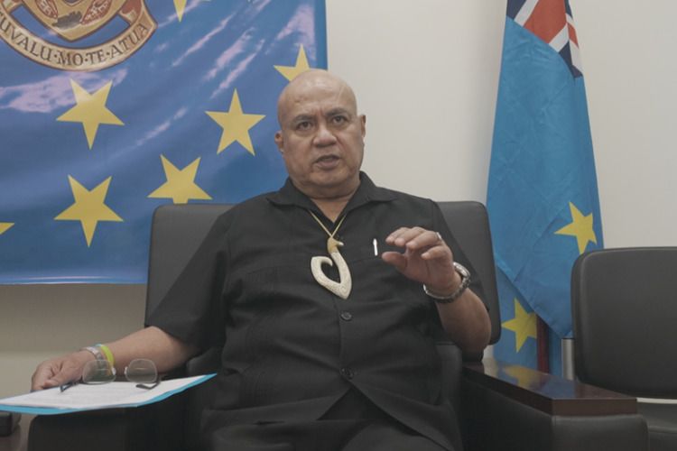 インタビューに答えるツバルのテオ首相