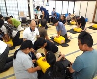 夏休み中の子どもも参加して防災イベント　AEDを使った救護訓練　香川・東かがわ市