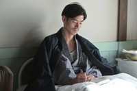 病床でのぶに手紙を書く次郎　(C)NHK