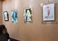 昨年11月に急逝した漫画家・榎本由美さんの作品も展示＝東京・浅草の「ＣＡＦＥオカオカ」