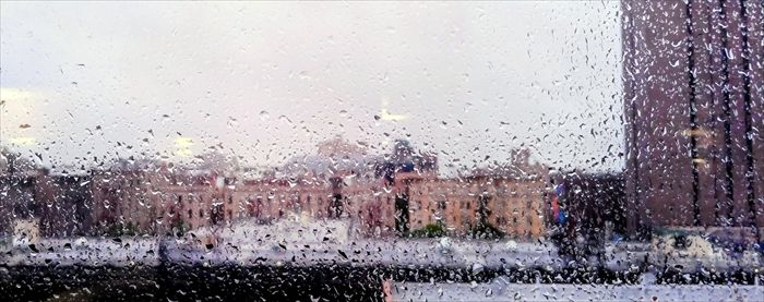 雨に煙るマンハッタンの街並みをホテルの窓越しに見る=2025年10月、ニューヨーク、福田宏樹撮影