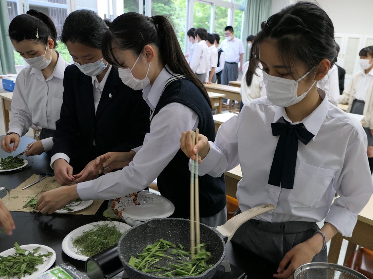 事前に乾燥させておいた雑草を手やはさみで細かくし、から煎りしてお茶にする