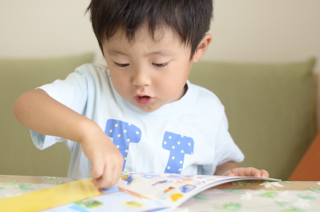 1人で集中して作業ができるお年ごろになりました（chihana/stock.adobe.com）