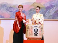 鏡開きを行った花組トップスター永久輝せあ（左）と星空美咲＝宝塚大劇場