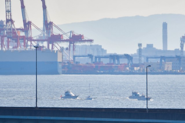 6月4日16時半頃、西宮沖を曳航されて通過するサントリーマーメイド3