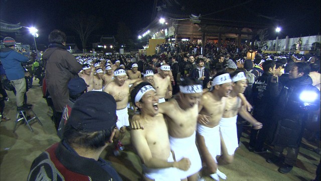 1万人の裸の男たちが激しい争奪戦　500年以上の歴史を持つ西大寺会陽　岡山