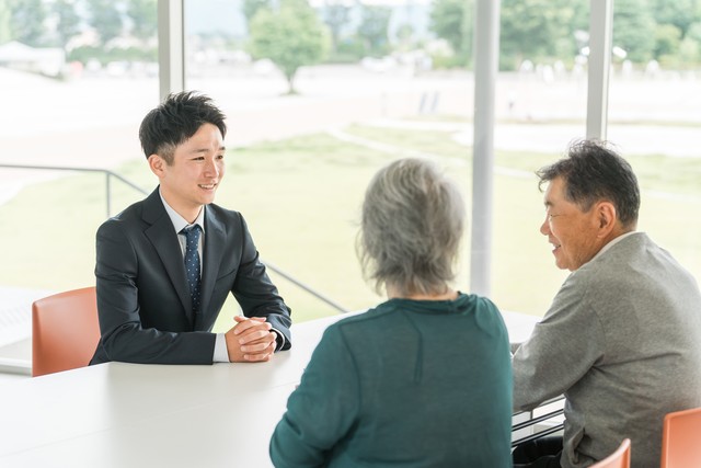 地域の相談員に悩みを相談する高齢者夫婦※画像はイメージです（buritora/stock.adobe.com）
