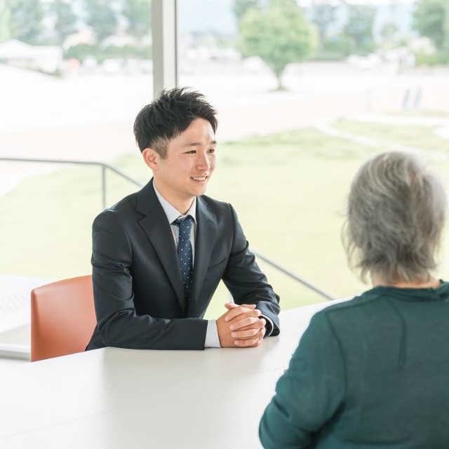 地域の相談員に悩みを相談する高齢者夫婦※画像はイメージです（buritora/stock.adobe.com）