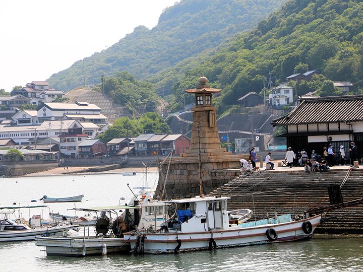 江戸時代の石造りの灯台「常夜灯」など歴史的な景観が残る鞆の浦（広島県福山市）