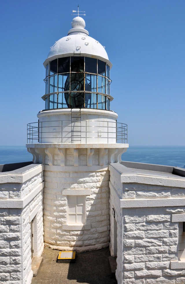 遮る板がなく陸側からレンズを見ることのできる白亜の経ケ岬灯台（京丹後市丹後町）
