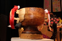 さとのね場所に用意された優勝トロフィー。今後毎年の王者に受け継がれる