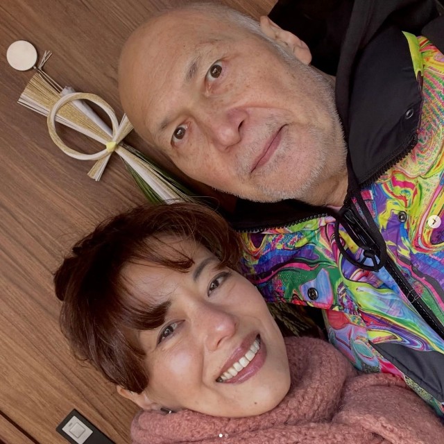 女優の池田有希子さん（左）とモーリー・ロバートソンさん。2026年のお正月の様子（池田さんのインスタグラム、2026年1月2日の投稿から）