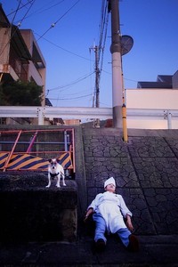 調理師であり、犬とのセルフポートレート作品でコンクールに出品するなど、写真家としても活動する飼い主の中野あしほさん。あかねちゃんは中野さんの写真作品でモデルとして活躍中☆（提供：中野あしほさん @Asihotumiushi）