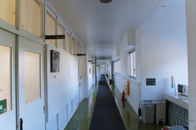 学級崩壊したクラスの担任が学校に来れなくなり、投稿主が担任代理をすることに（photoACより、「 雰囲気イケメン」さん撮影、イメージ画像）