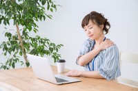 コロナ禍の影響で肩コリを感じやすくなったりしていませんか？（buritora/stock.adobe.com）