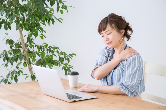 コロナ禍の影響で肩コリを感じやすくなったりしていませんか？（buritora/stock.adobe.com）