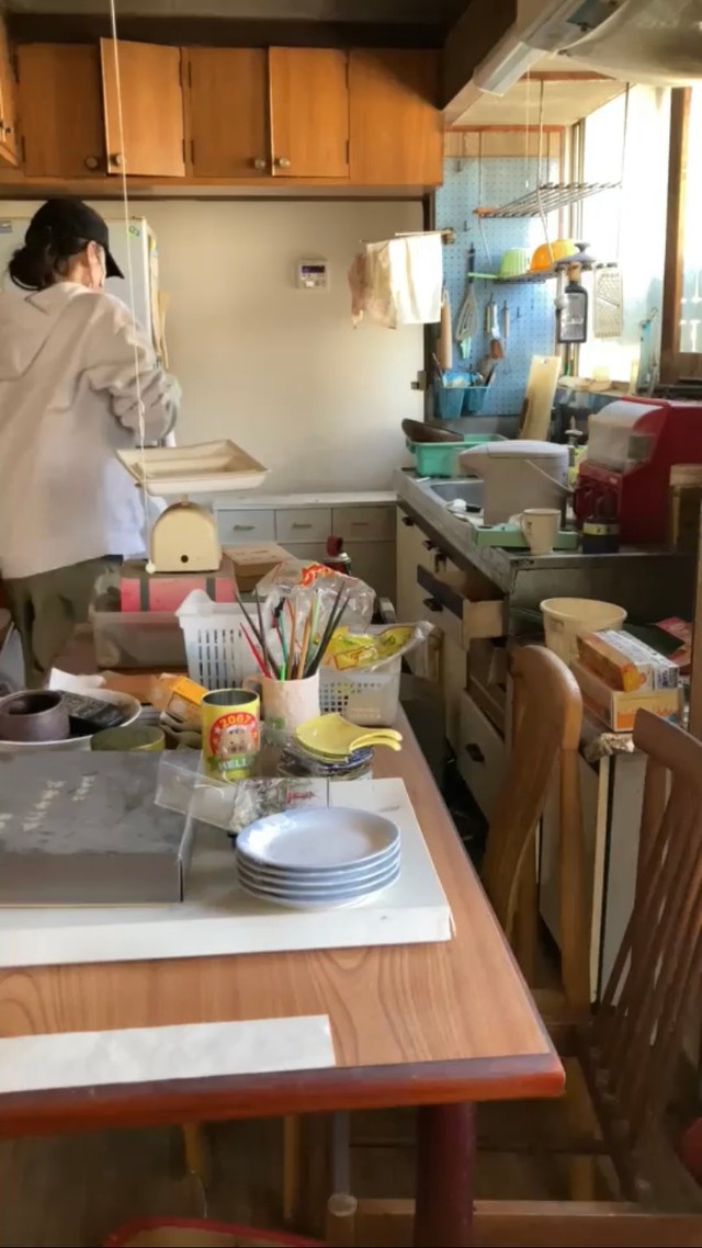 【ビフォー／キッチン】乱雑に物が置かれていた様子／Hikariさん（@hikari_diy48nagano）さん提供