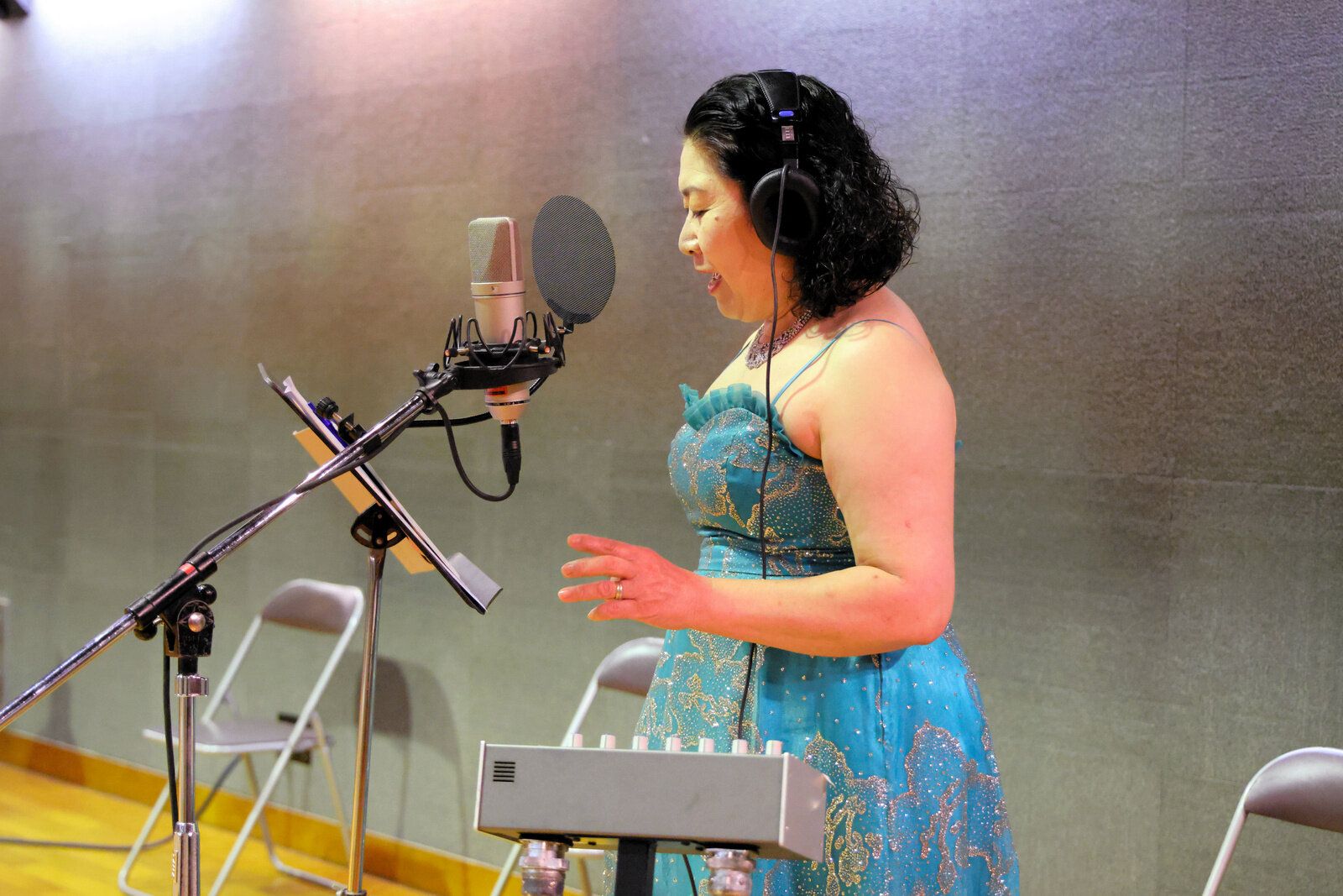 美しいソプラノで「絵描き歌」を歌う伊藤和子さん=朝日新聞出版松永卓也撮影