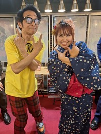 浜田ブリトニー（右）の門出をダンスで祝福するラッキィ池田＝東京・浅草の「ＣＡＦＥオカオカ」