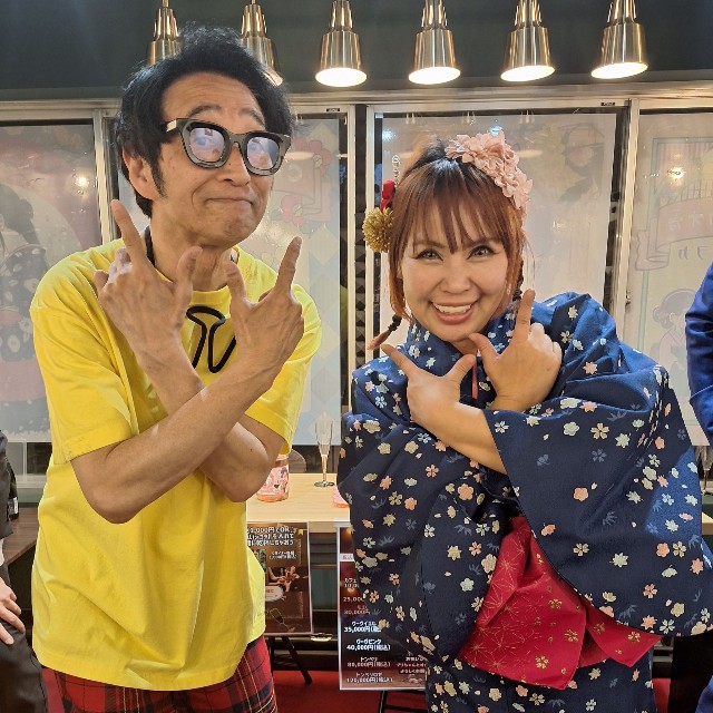 浜田ブリトニー（右）の門出をダンスで祝福するラッキィ池田＝東京・浅草の「ＣＡＦＥオカオカ」