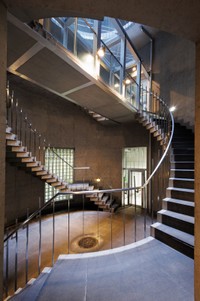 吹き抜けが印象的な劇場ではワークショップやイベントも開催される予定