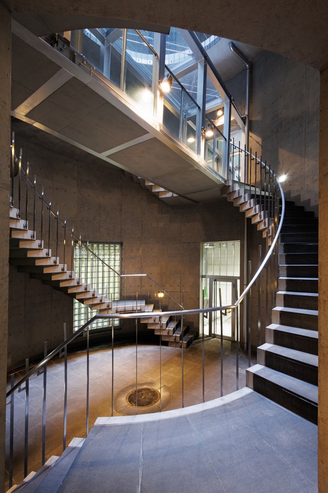 吹き抜けが印象的な劇場ではワークショップやイベントも開催される予定