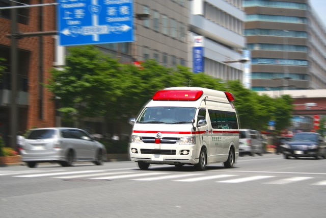 119番通報を受けて出動する救急車 ※画像はイメージです（jaraku/stock.adobe.com）