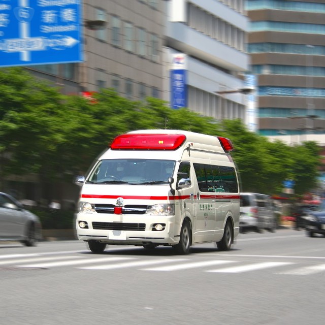 119番通報を受けて出動する救急車 ※画像はイメージです（jaraku/stock.adobe.com）