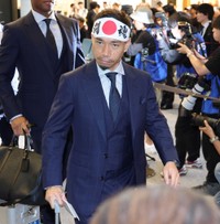 Ｗ杯に向けて出発したサッカー日本代表・長友佑都