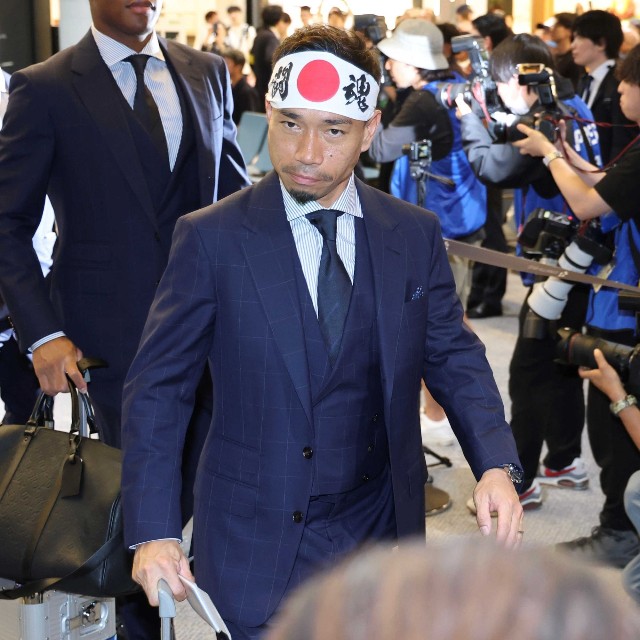 Ｗ杯に向けて出発したサッカー日本代表・長友佑都