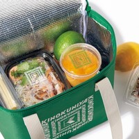 「生鮮食品のお買い物や友人等へのお持たせなどにぴったり」という「紀ノ国屋　保冷バッグ」（宝島社提供）