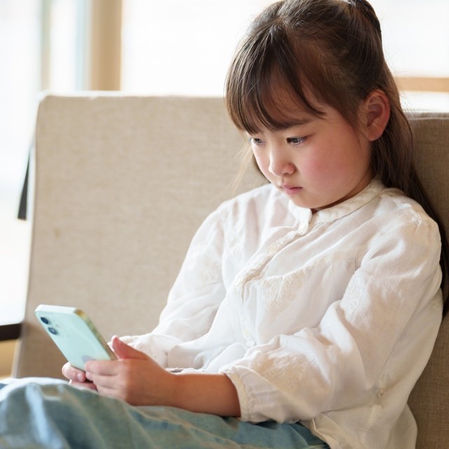 子どものスマホデビューって何歳くらいからがいいの？　※画像はイメージです（taka ac/photoAC）