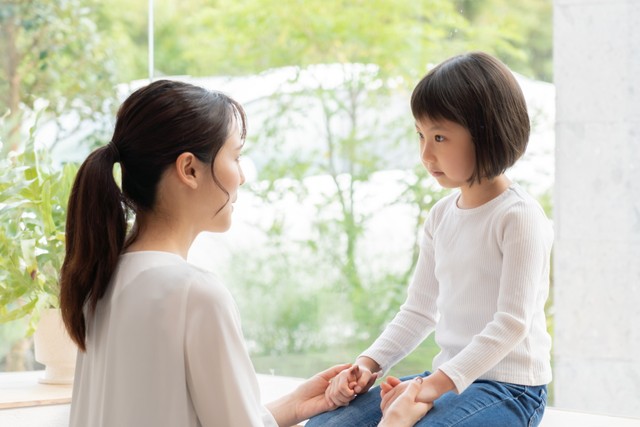 「物価高や家計上の理由で子どもにやりたいことを我慢させた経験がある」家庭が9割近く　※画像はイメージです（polkadot/stock.adobe.com）