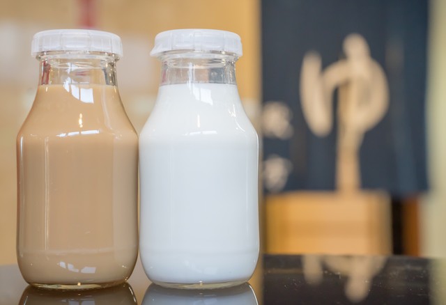 温泉や銭湯でよく見かける「瓶の牛乳」※画像はイメージです（貴弘 西/stock.adobe.com）