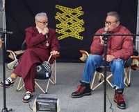 トークイベントで対談する田代まさし（左）と井上ケイ氏＝神奈川・茅ヶ崎市役所前