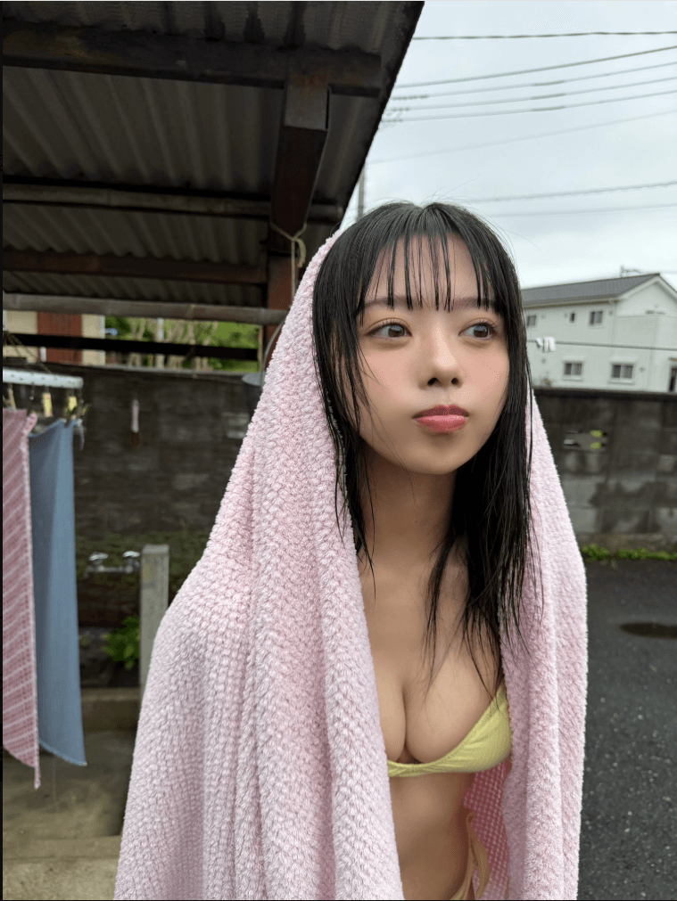 「FLASH」（26年8月4日発売号）に登場した峰島こまきのオフショット　本人のX（@komaki_jams）より