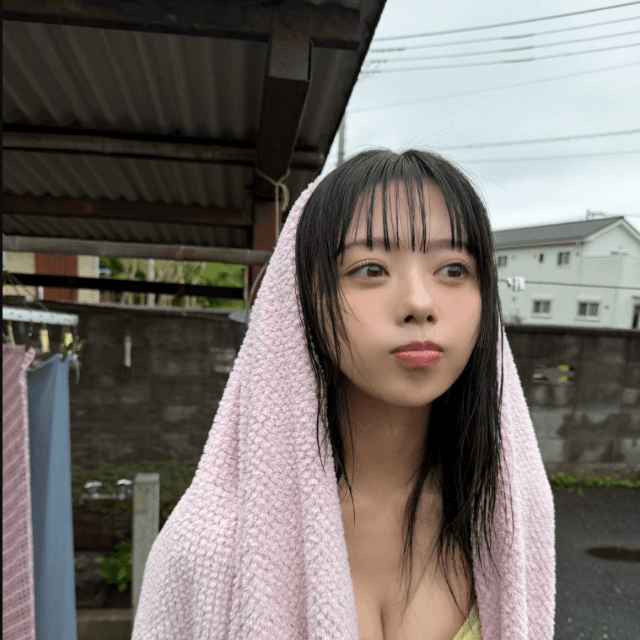 「FLASH」（26年8月4日発売号）に登場した峰島こまきのオフショット　本人のX（@komaki_jams）より