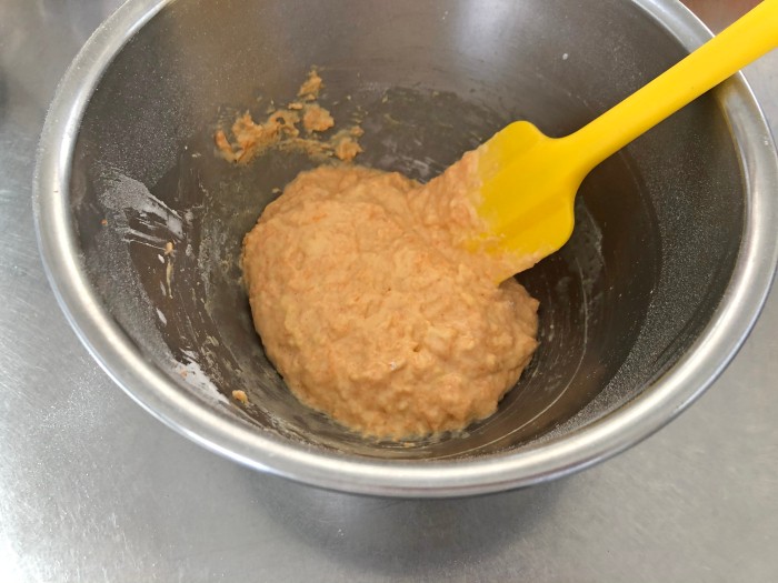 ふるった粉類を加えて粉っぽさがなくなるまで、練らないように混ぜる。