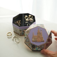 お菓子を食べたあとは、缶をアレンジしてアクセサリーケースなどに。「アフターユースを楽しんで」（ビーディ・ラボ提供）