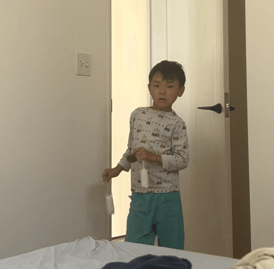 「冷たいものはどう？」とアイスをママのもとへ（提供：@yk6222さん）

