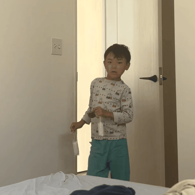 「冷たいものはどう？」とアイスをママのもとへ（提供：@yk6222さん）
